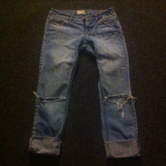 Aero knee ripped capris