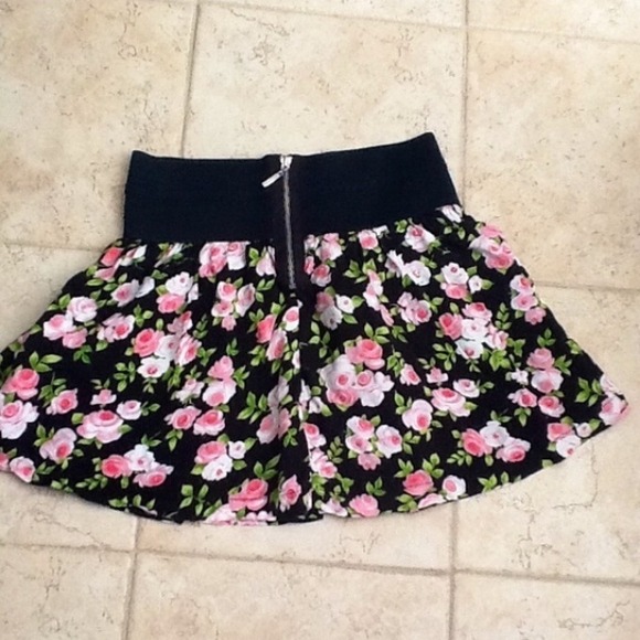 Dresses & Skirts - High waist floral skirt