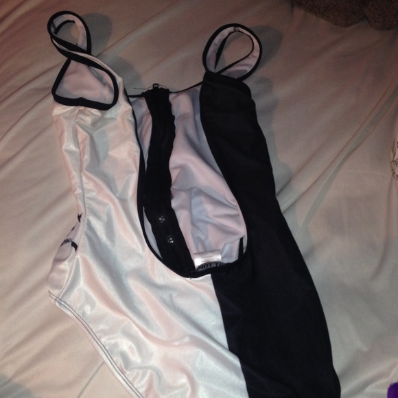 One piece bathing suit - Picture 2 of 2