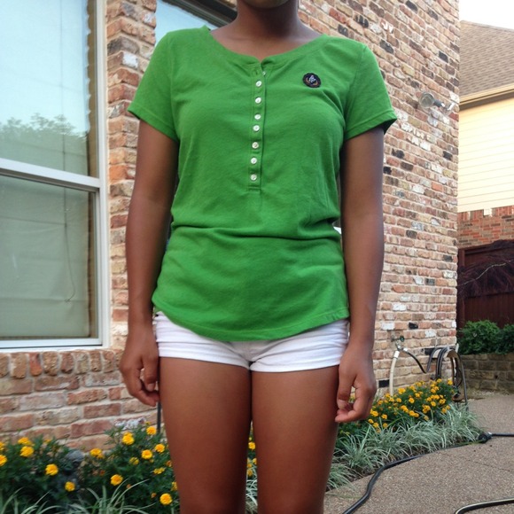 🎈💜GREEN A&F  BUTTON UP T SHIRT🎈💜