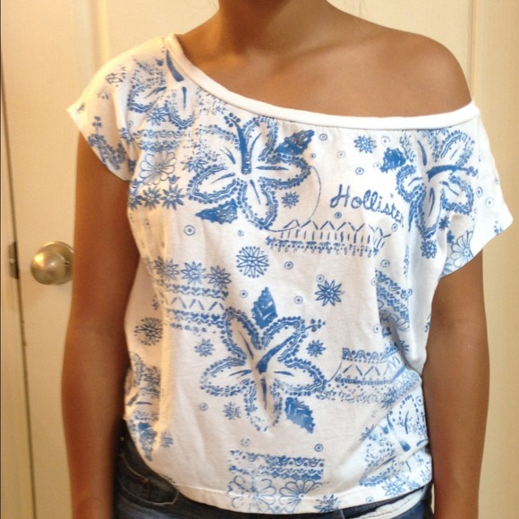 🔆HOLLISTER OFF THE SHOULDER TOP WITH BLUE DETAIL