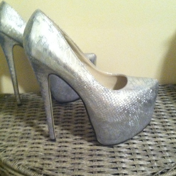Heels - Picture 2 of 3