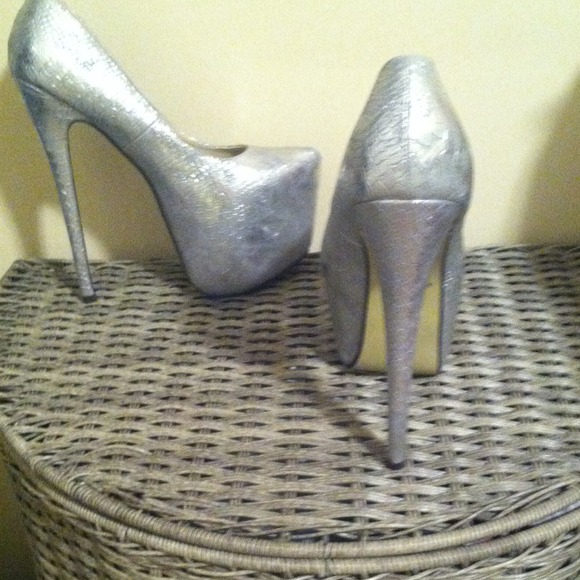 Heels - Picture 3 of 3