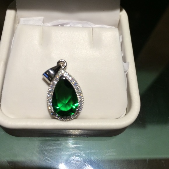 14k white gold on emerald... Reduce price now !!! - Picture 2 of 4