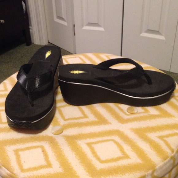 VOLATILE BLACK SANDALS!!!!!!