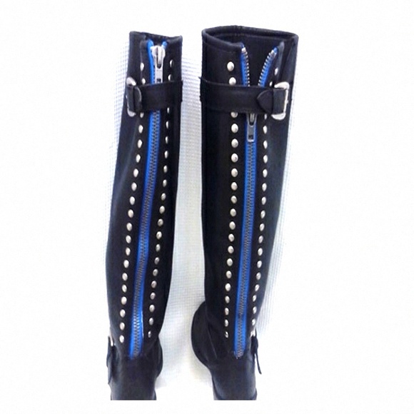 Black  boots