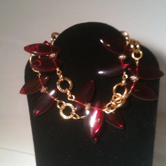 Red multiple-layer dangle bracelet - Picture 3 of 3