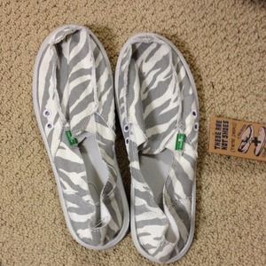 Zebra sanuks size 8