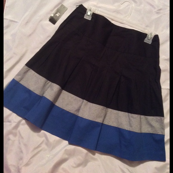 iz Byer California Pleated Black Skirt