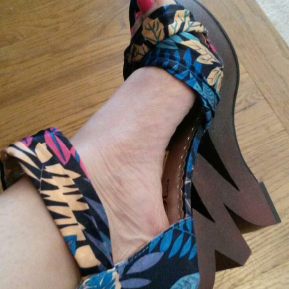 $$$$ SOLD $Wildrose stylish flower print wedge new