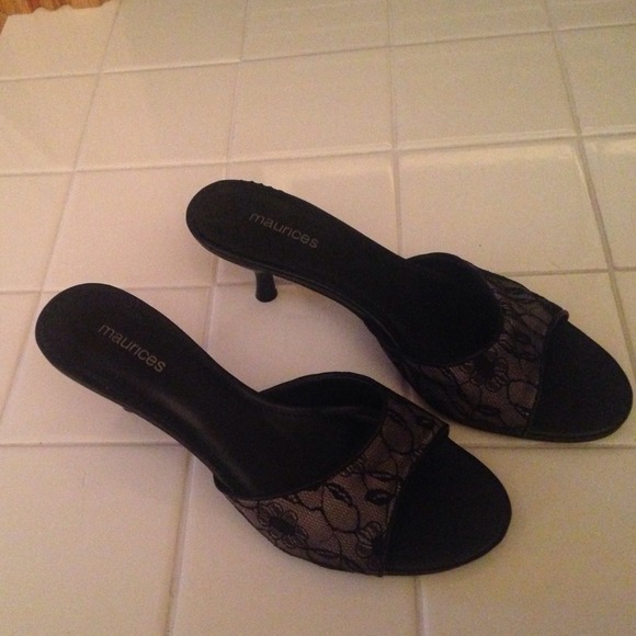 Maurice's black pumps