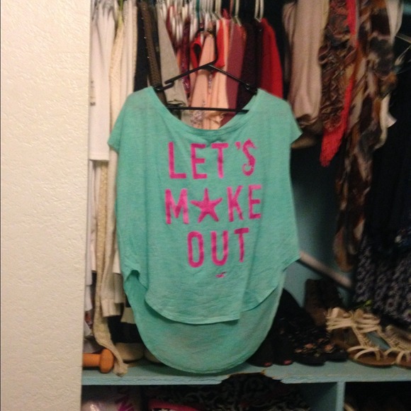 Hollister tee