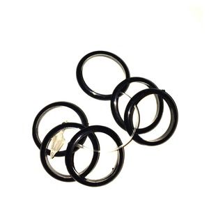 6 black jelly rings