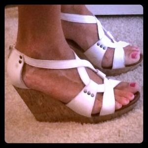 DV white zip-back wedges