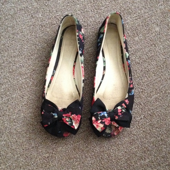 Flat open toe shoes.. NO BOX