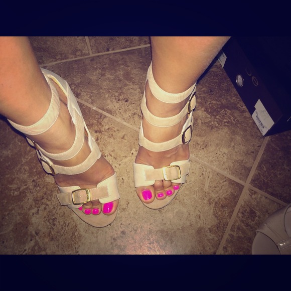 Cute tan gold buckle sandals. Adjustable straps‼️