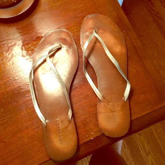 Ann Taylor Silver Leather Strapped Flip Flops