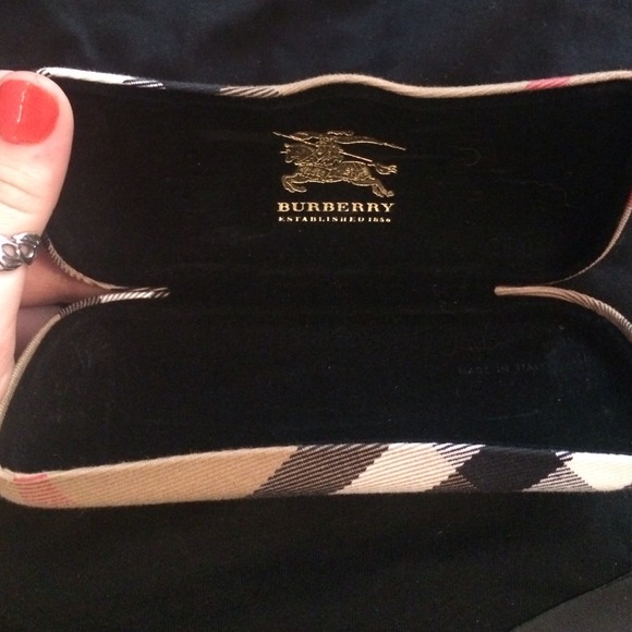 Burberry case - Picture 2 of 4
