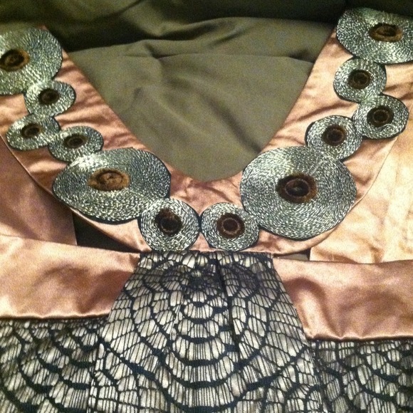💌Sold in bundle💌 Gorgeous! Halter detailed top! - Picture 2 of 4