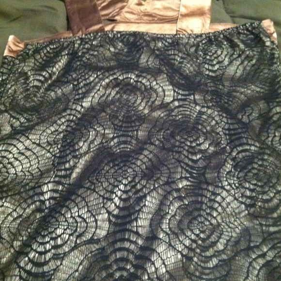 💌Sold in bundle💌 Gorgeous! Halter detailed top! - Picture 3 of 4