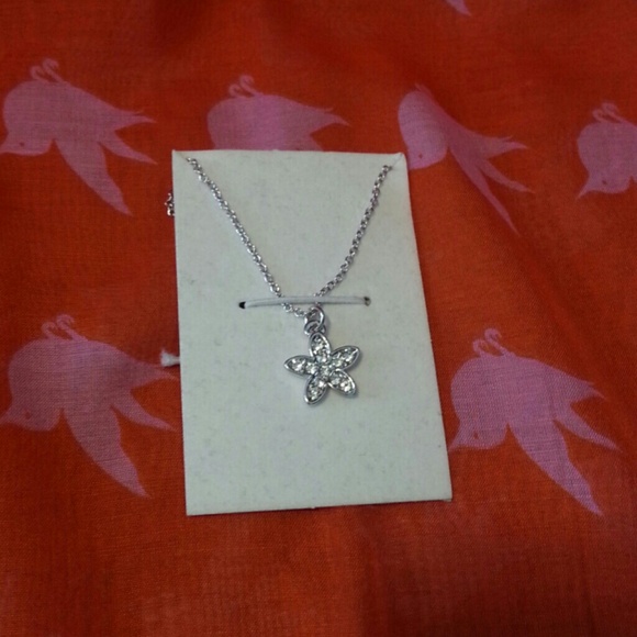 NWT Crystal flower pendant necklace