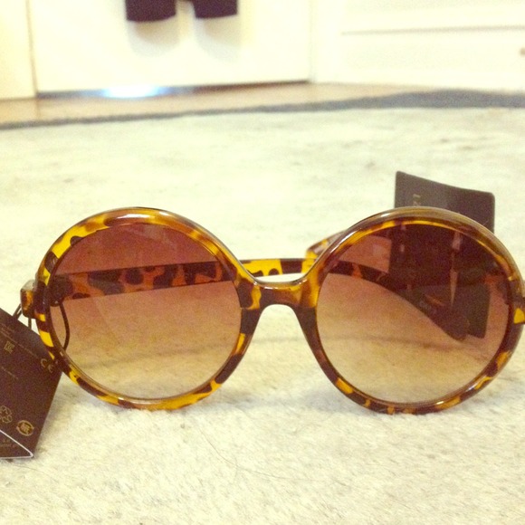 On-trend round tortoiseshell sunglasses