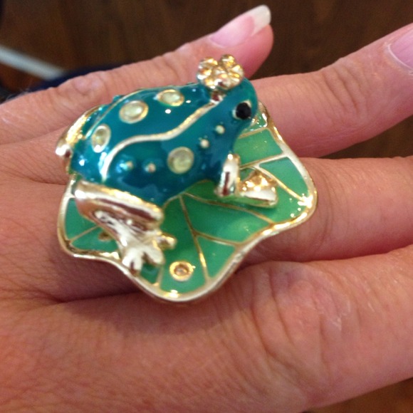 Adjustable frog ring
