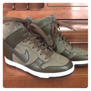 Nike Sky hi dunk in olive/army green