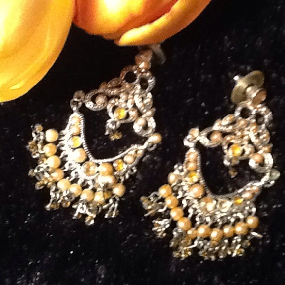 Fashion Trendy Rhinestone Earrings - Picture 3 of 3