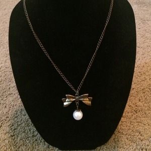 Long bow necklace