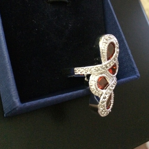 Gorgoeus Red Rhinestone ring! - Picture 2 of 3