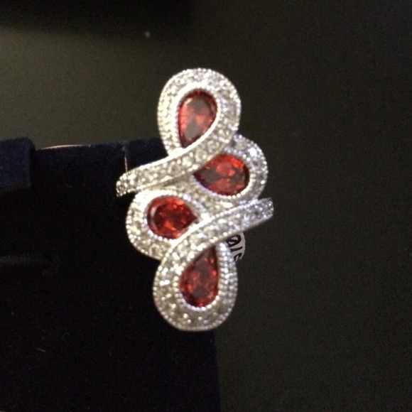 Gorgoeus Red Rhinestone ring! - Picture 3 of 3