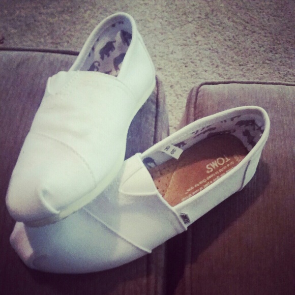 Authentic White TOMS