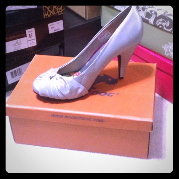 Silver pumps