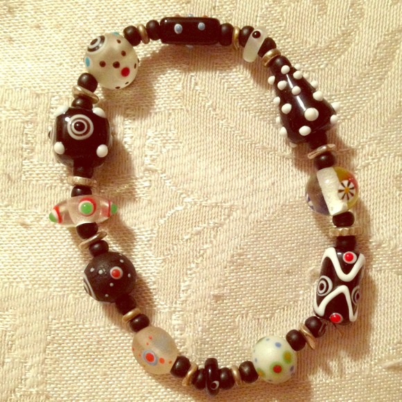 Pretty black bracelet with handblown glass beads - Picture 1 of 3