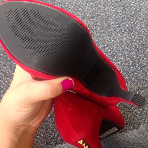 Red studded heels - Picture 2 of 4
