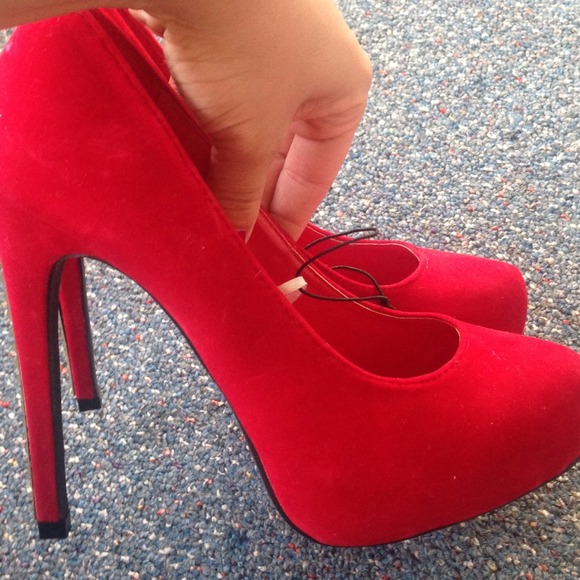 Red studded heels - Picture 3 of 4