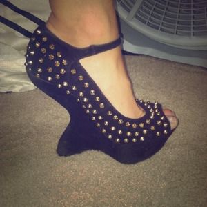 Steve Madden Floating Studded Heels Size 8