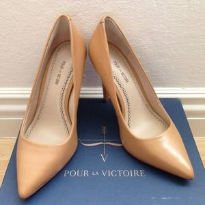 Pour La Victoire Camel Easton Pumps, sz. 6