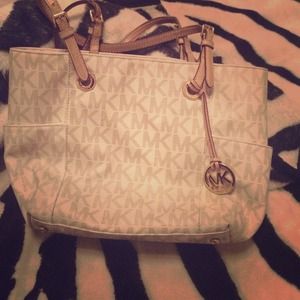 I'm selling my used Michael kors purse,