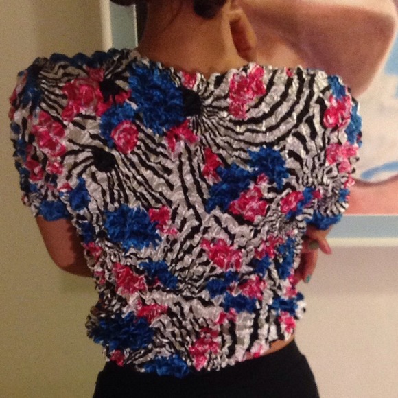 EXPANDABLE GRAPHIC TOP - Picture 3 of 4
