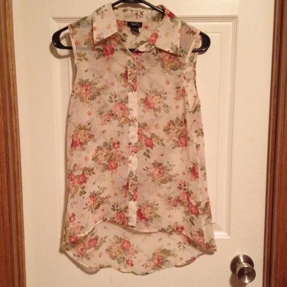 ❌SOLD❌Rue 21 floral tank
