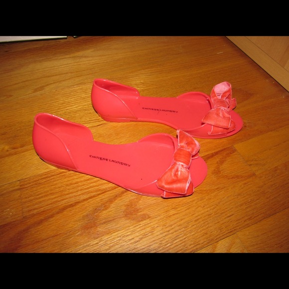 Fluorescent pink Chinese laundry jelly sandals