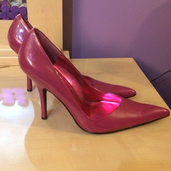 Magenta Pointy Toed Pumps - Picture 2 of 3