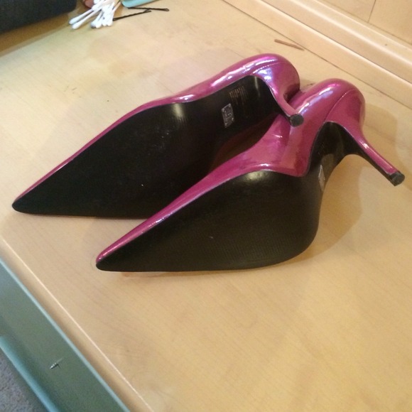 Magenta Pointy Toed Pumps - Picture 3 of 3