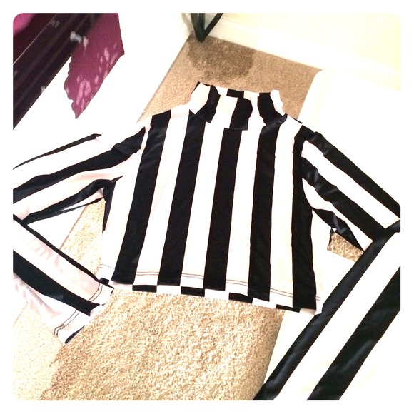 Referee style crop top.