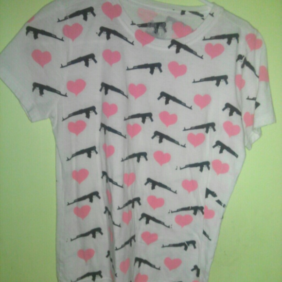 Medium b.b. dakota machine gun and heart shirt