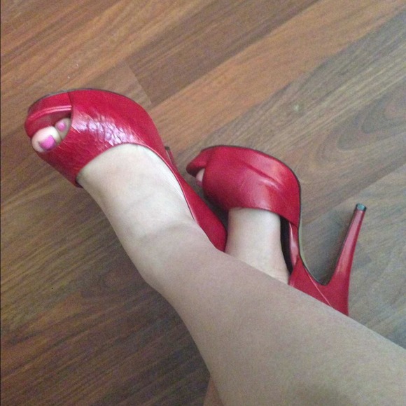 Red Jessica Simpson heels❤️