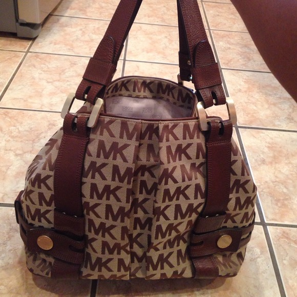 Tow Michael Kors bags bundle