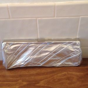 A all-purpose silver clutch